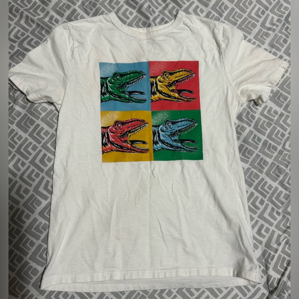 💰2/$10 Kids Gap Dino T-shirt- size L 10/12